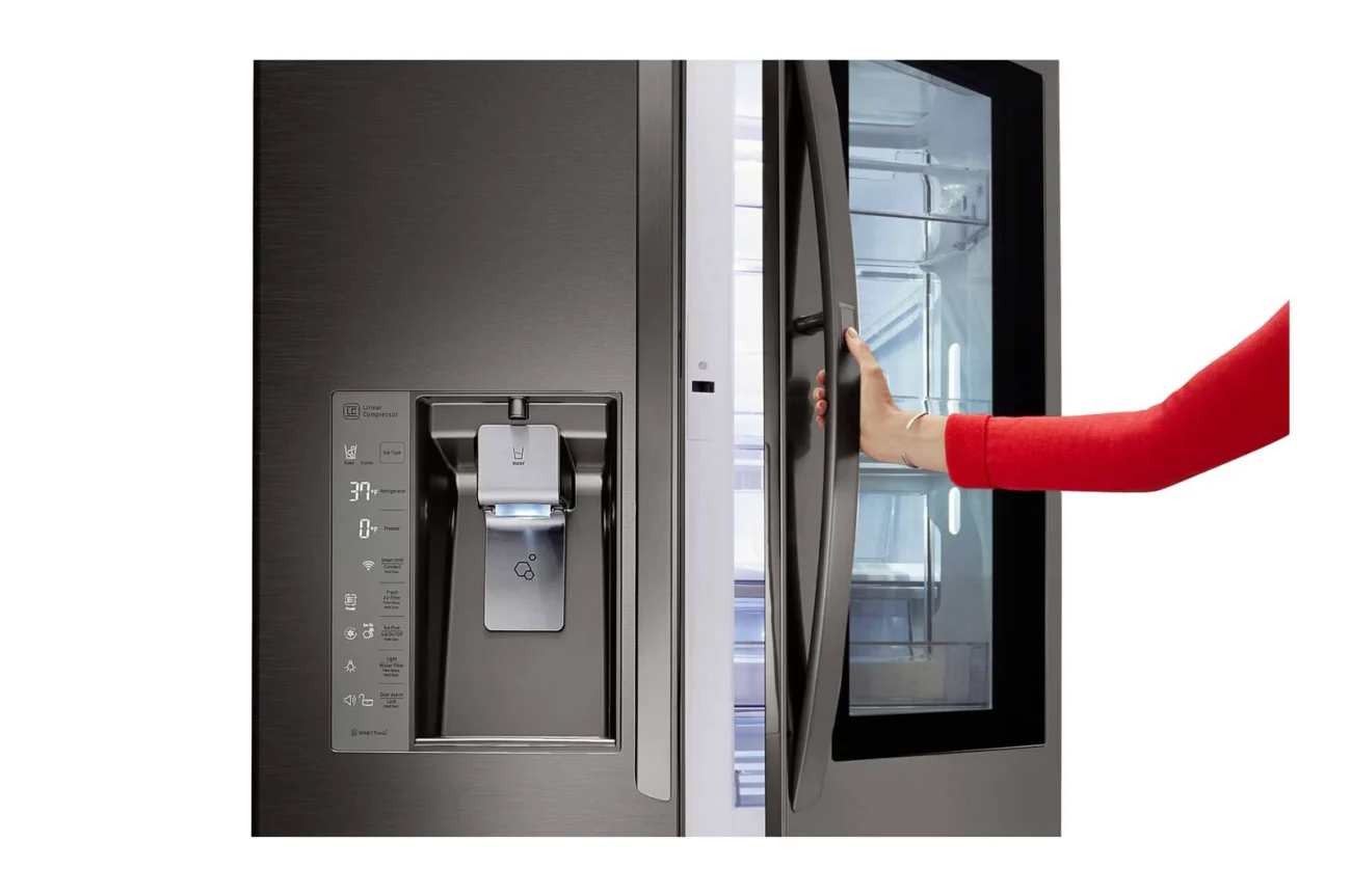 Hand knocking on the InstaView glass panel of the LG GR-X248LKZM (official LG image)